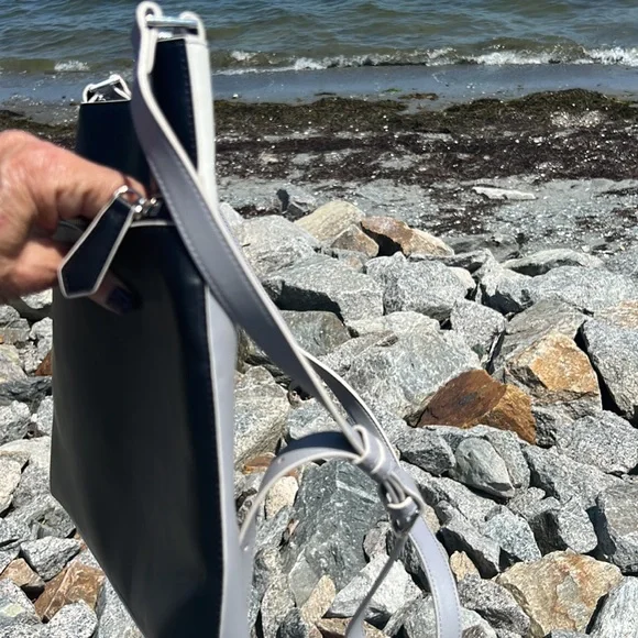 Vera Bradley leather  Crossbody - Picture 8 of 8